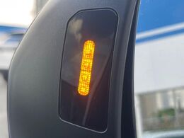 【リヤビークルディティクション】走行中、ドアミラーの死角になりやすい箇所に後続車が接近するとサイドミラー付近に警告を表示、ドライバーに注意喚起と、万一の際はハンドル操作をアシストをします。