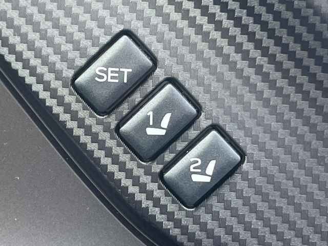 【メモリー機能付きパワーシート】ドライバーごとに設定したシート位置を記憶して、ボタン一つで切り替えできる便利な機能！運転する方が複数名いらっしゃるご家庭におすすめです♪