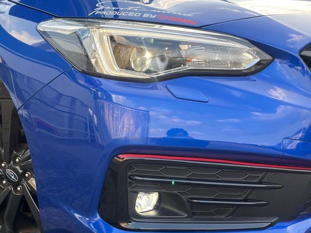 【LEDヘッドライト】悪天候や夜間走行時も良好な視界を確保し安心して運転できる高輝度LEDヘッドライトを装備！点灯速度が早く、消費電力も抑えられています。
