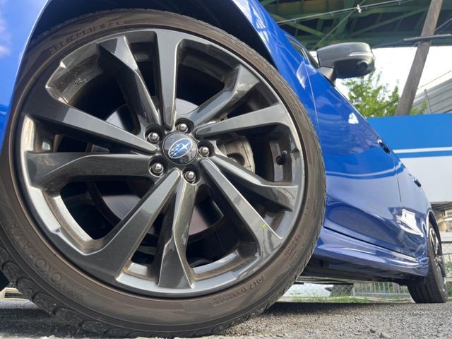 【純正18インチアルミホイール】外観にマッチした純正アルミホイールを装着しております。各種Aftermarketアルミホイールや、スタッドレスタイヤも取扱いしております。是非ご相談ください♪