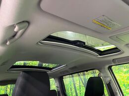 【サンルーフ】ボタンひとつで開閉可能！開放感たっぷりのサンルーフが装着されています！車内に明かりを取り入れたり景色を楽しむ以外にも、よどみがちな車内の空気も簡単に換気できて快適です！