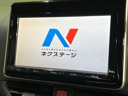 【純正ナビ】人気の純正ナビを装備しております。ナビの使いやすさはもちろん、オーディオ機能も充実！キャンプや旅行はもちろん、通勤や買い物など普段のドライブも楽しくなるはず♪