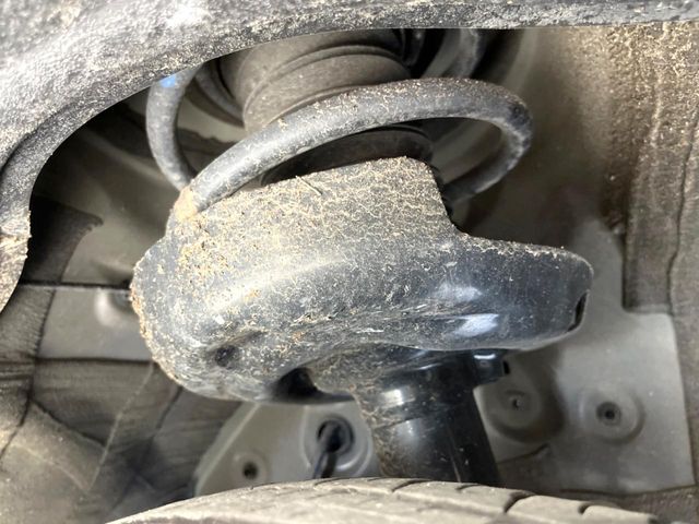 お車を安心してお乗りいただく為には、足回りの定期点検が欠かせません。サービスサポート（有償保証）では無料点検もご提供しており、安心のカーライフをお過ごしいただけるサポート体制が整っています。