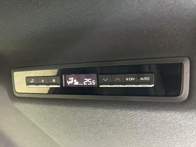 【リアオートエアコン】広い後部座席には必須の機能！風量や温度を自動で調整し前席と同様な車内環境にしてくれるリアオートエアコンを装備。夏の暑さも冬の寒さもストレスなく快適にお過ごしいただけます♪
