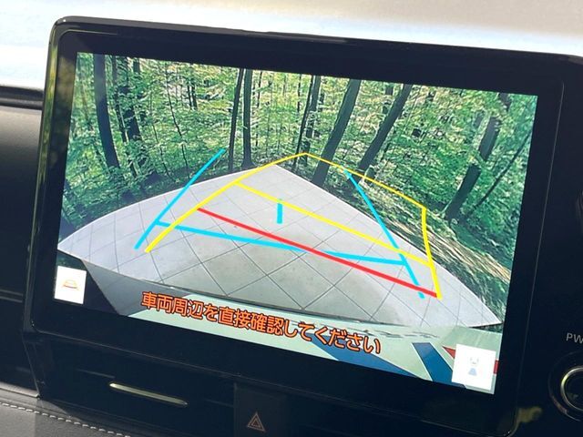 【バックカメラ】駐車時に後方がリアルタイム映像で確認できます。大型商業施設や立体駐車場での駐車時や、夜間のバック時に大活躍！運転スキルに関わらず、今や必須となった装備のひとつです！