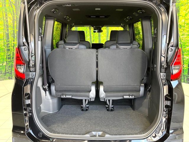 普段のお買い物や通勤、送迎等に十分な荷室スペースを確保しております。セカンドシートを倒すと、大きな荷物の積載も可能です♪