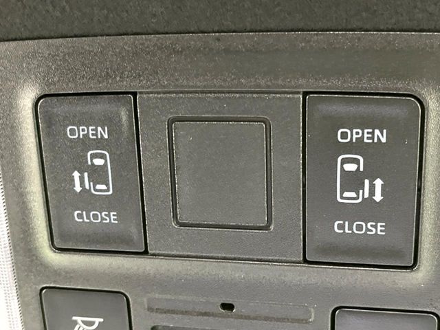 【両側パワースライドドア】スマートキーや運転席のスイッチで後席両側スライドドアの開閉が可能♪電動だから力を入れてドアを開ける必要が無く、小さなお子様でも簡単に開け閉めでき快適です♪