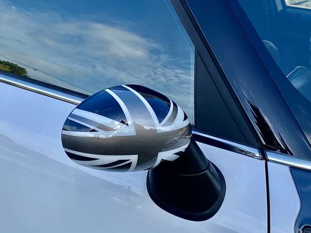 ちょっとしたミラーのオシャレでブラック、ゴールドのユニオンジャックミラーカバーを装着してあります。