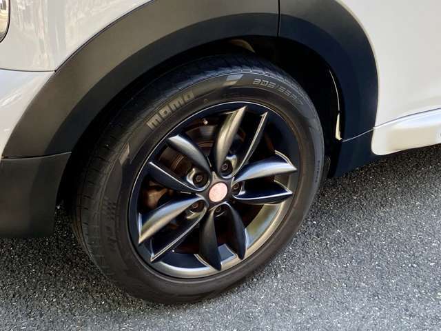 スポーティーなブラックアルミホイール。