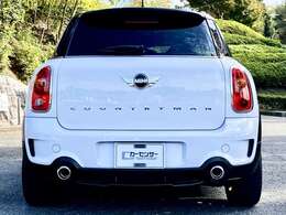 リアゲートに本国名のカントリーマンのエンブレム。マフラーも2本出しでスポーティーなリアスタイルです。