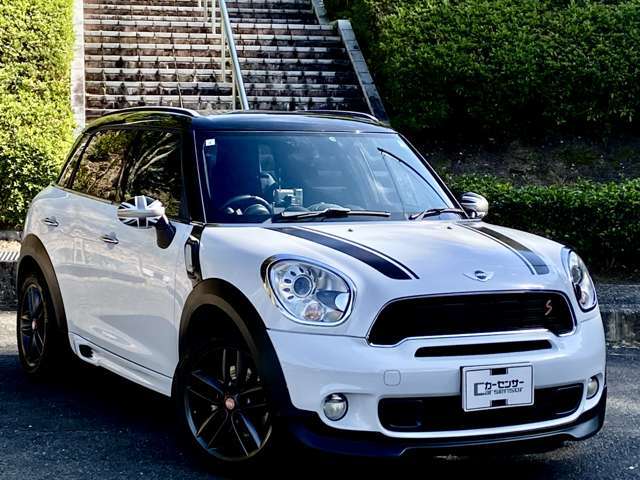 ルーフはブラックの2トーンカラーでエアロパーツ、ボンネットストライプ、ブラックホイールとスポーティーなエクステリアで異端の存在感を醸し出しております。