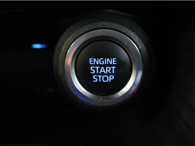 エンジン起動はブレーキを踏みながらパワースイッチを押すだけ。簡単操作でスマート発進