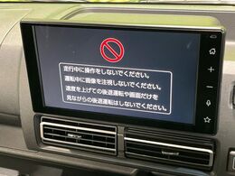 【ディスプレイオーディオ】お手持ちのスマートフォンとの連携で、ナビや音楽再生など各種アプリを使用可能。スマホに近い感覚でお使いいただけます♪