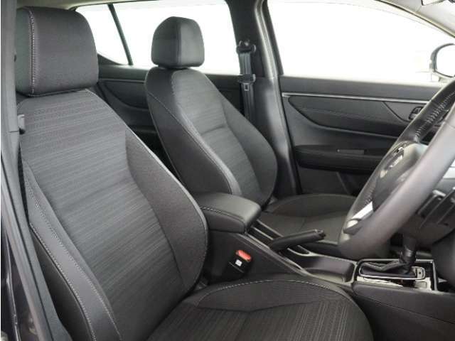 運転席のスペースはゆったりしていて、視界も広く確保されているので普段の運転からロングドライブまで快適です。