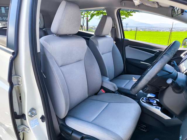 運転席のシートはホールド性に優れ疲れませんよ！