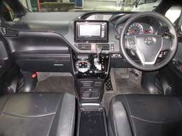 黒を基調としたブラックインテリアで、スポーティーな高級感ある内装に仕上がっております！