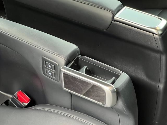 後部座席のシート調整はシート内側にあります。こちらのボタン操作で前後進、リクライニングの調整が可能となっております。スイッチ周りも綺麗に保たれております。