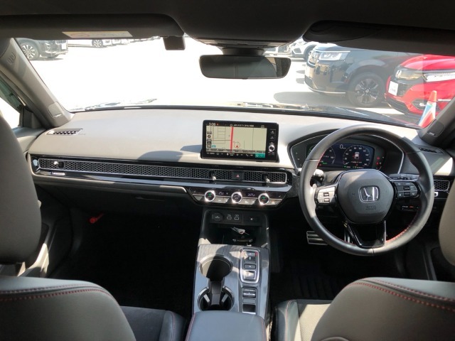 【インパネ全体】手が届きやすく、どなたでも運転しやすいです。シンプルで使いやすい設計になっています！