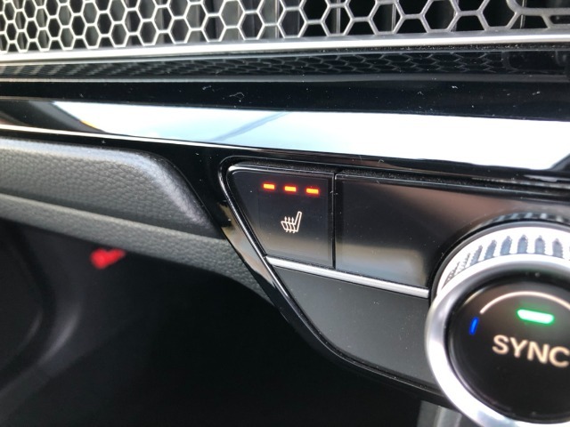 【シートヒーター】スイッチを押せば、座面と背もたれで体を温めてくれます♪