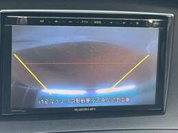 バックカメラがついて後方確認が簡単にできます！苦手としている車庫入れ等も安心して出来ますね！凄く需要の高い装備ですので、最初から付いていれば言う事なしですよね！？