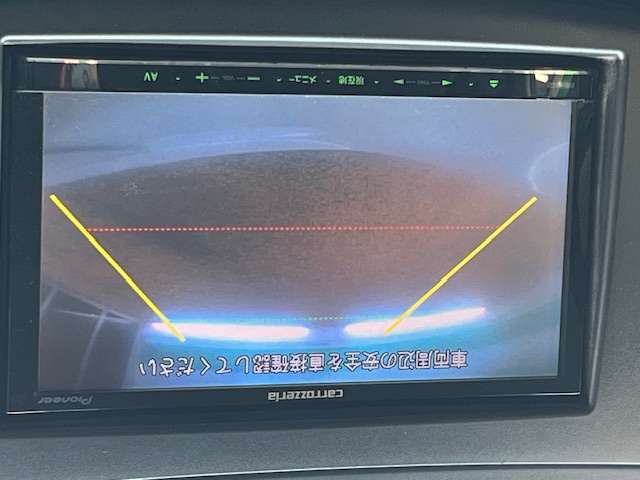 バックカメラがついて後方確認が簡単にできます！苦手としている車庫入れ等も安心して出来ますね！凄く需要の高い装備ですので、最初から付いていれば言う事なしですよね！？