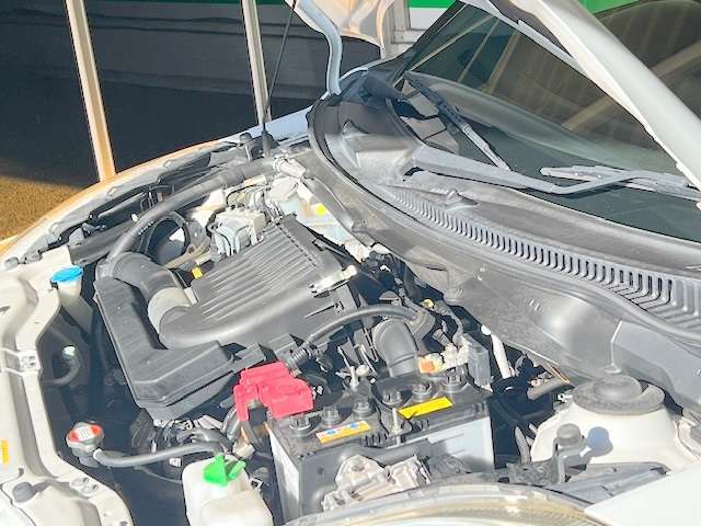 エンジンルームの状態もキレイで機関も良好です！当社では仕入時に90ヵ所以上の点検項目の確認や試乗も実施してます！問題のない車両を店頭にて販売しております！