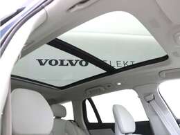 屋根一面まるごととも言える特大サイズのチルトアップ機構付電動パノラマ・ガラス・サンルーフ。晴天時はもちろん、雨天・曇天時にもブラインドを開けることで常に開放的な車内空間を実現させてくれます。