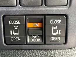 【両側パワースライドドア】スマートキーや運転席のスイッチで後席両側スライドドアの開閉が可能♪電動だから力を入れてドアを開ける必要が無く、小さなお子様でも簡単に開け閉めでき快適です♪