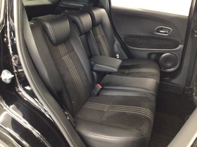 【後席】後席シートももちろん足下広々で快適♪収納式のアームレストも装備しており、後席の方もユッタリおくつろぎいただけます♪是非一度実際にご覧になってください！