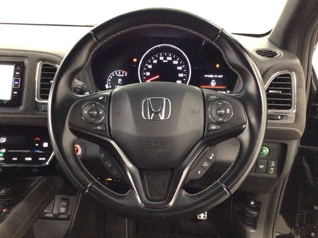 【ハンドル】運転にかかわる様々な操作を安全に行えるように視点移動が少なく操作性に配慮されたスイッチ類が凝縮されたコックピットです。