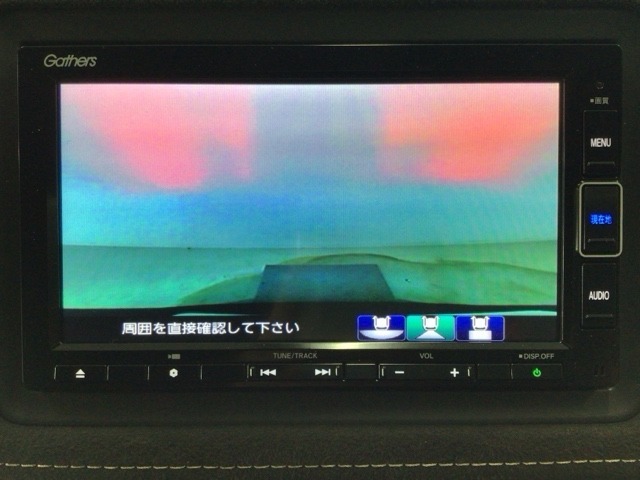 【バックカメラ】運転が苦手な方も車庫入れラクラクです！ギアをリバースに入れれば自動的に切り換わりますので、面倒な操作は不要です♪狭い駐車場もお車を傷つけず安心ですね！