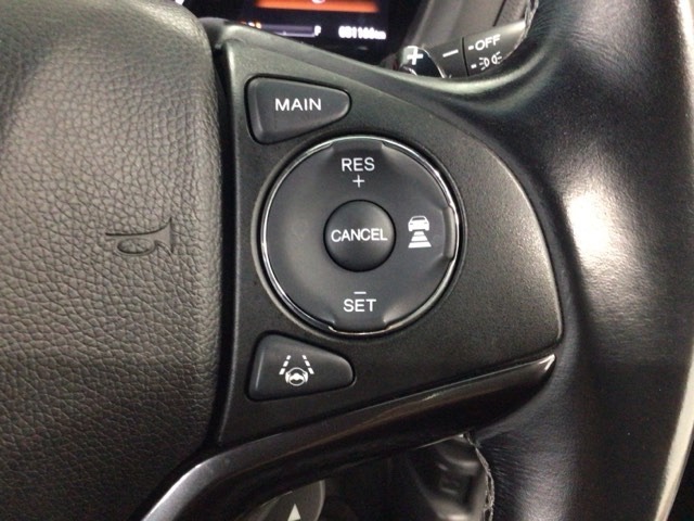 【アダプティブ・クルーズ・コントロール】予め設定した車速内でクルマが自動的に加減速。 前走車との適切な車間距離を維持しながら追従走行し、高速道路でのドライバーの疲労を軽減してくれる嬉しい機能付♪