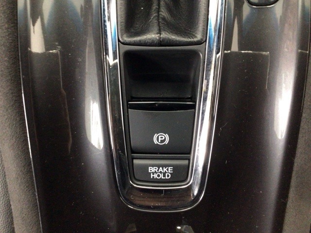 指先の操作でパーキングブレーキの「作動と解除」が行うことができる装備。ブレーキペダルから足を離しても停止し続けてくれるオートブレーキホールド機能。信号待ちなどの際には便利。ECO運転で低燃費走行♪