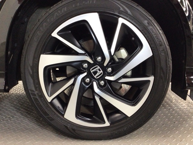 【アルミホイール】純正アルミホイール装備！足元を際立たせ、軽快な走りを演出します！印象もアップし、スタイルも引き締まります！スポーティーさの中にラグジュアリーを感じさせるデザインですね♪