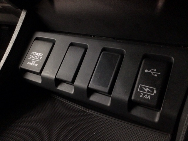 【USBポート】USBポートも装備されています、スマートフォンの充電やオーディオに連携も可能です、今や欠かせない装備の一つです！