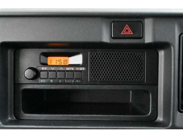 ダイハツ純正 AM/FMラジオです。