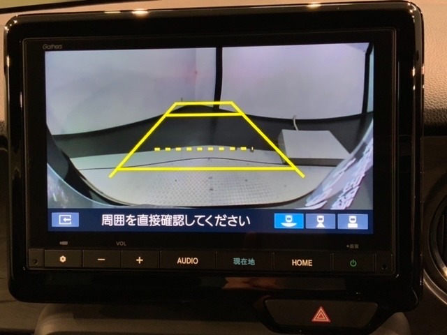 リバースギアに入れるだけで後方の表示へ切り替わります。夜間や雨の日の駐車も楽になりますよ。