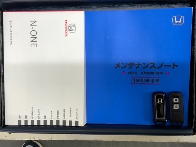 スマートキーは鍵をバッグに入れたままでもドアロックの開閉やエンジンのON・OFFができます。夜間や雨の日も鍵を探さなくて良いので便利です。