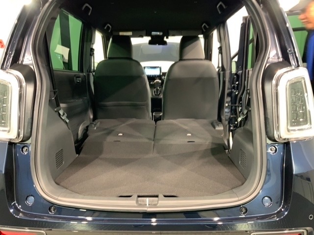 リアシートを倒すと、ラゲッジスペースを広くお使いいただけます！