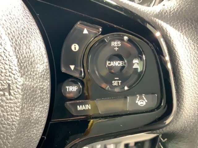 クルーズコントロールを装備しています。高速道路などで一定の速度で走ってくれるので運転が楽ですよ！速度を設定できますので、スピードの出しすぎにも注意できます。