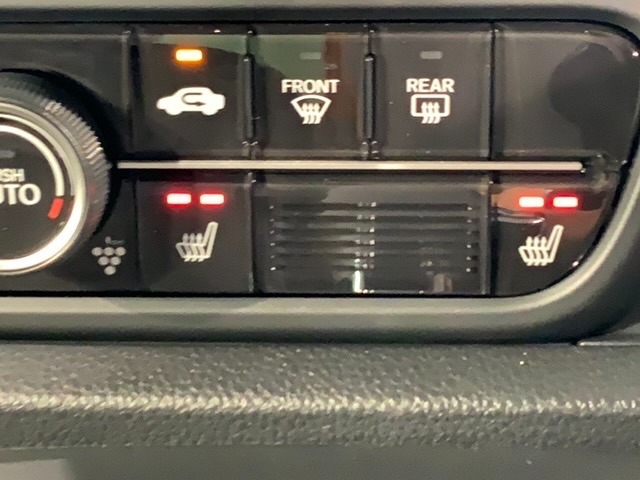フロント両席にはシートヒーターが付いています！寒い日に便利な装備ですね。