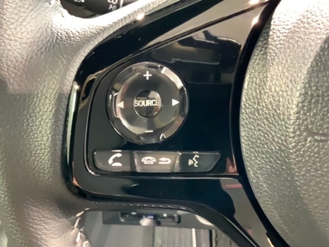 ステアリングにオーディオ操作スイッチが付いています。オーディオ画面に直接タッチしなくても操作が出来ますので、運転に集中できます。