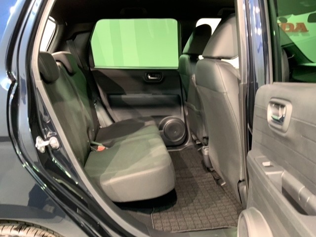 後席も余裕の広さ！ゆったりくつろげます！！