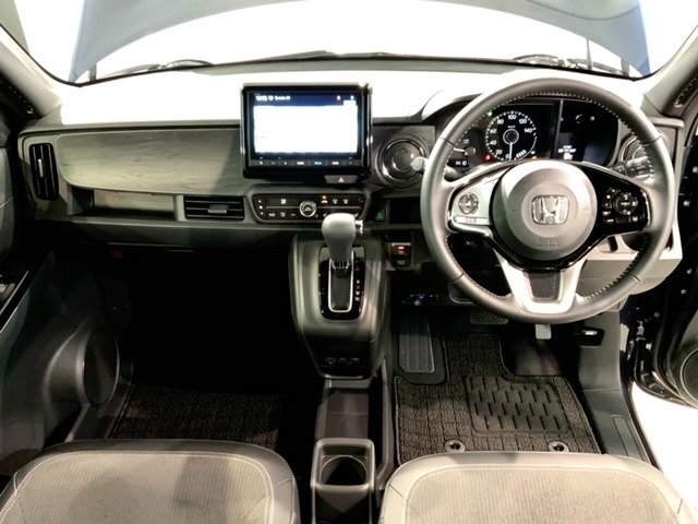 使いやすいレイアウトのダッシュボード周辺です。オートエアコンや小物入れなど嬉しい装備が満載です。