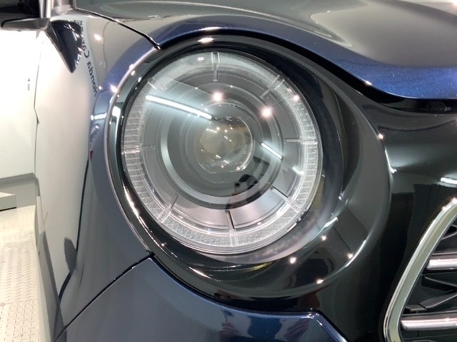 LEDヘッドライトは、点灯の瞬間から最大光量を発揮し、突然暗くなるトンネルなどでの安定感を高めます。