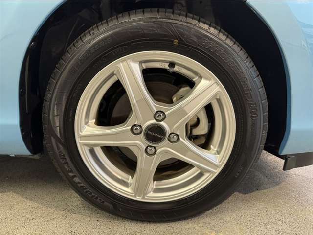 社外アルミホイール装着！社外品なので、車体とアルミホイールが同じ組み合わせのものになかなか巡り合うことがありません。個性溢れるこちらの車、いかがでしょうか。