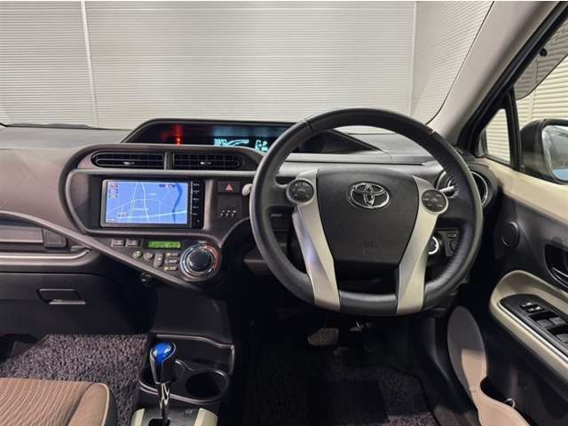 シンプルな運転席周りです。インパネ周りの各操作スイッチ類も使いやすいよう配置されています！