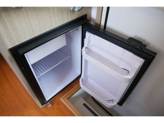 12Vの冷蔵庫が装備されております。