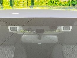 【アイサイトVer2】前方の車両等を検知し、衝突しそうな時は警報で注意を促し、ブレーキを踏む力をサポート。ブレーキを踏めなかった場合は衝突被害軽減ブレーキが作動、衝突回避をサポートします。