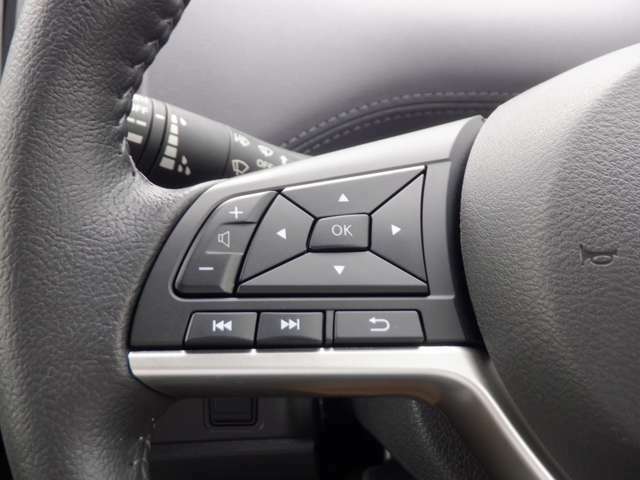 ハンドルスイッチで車両設定・オーディオの選曲や音量調整などが出来、安全性もアップ。
